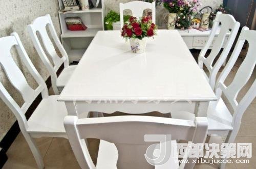 喜歡白色餐桌 但椅子該如何搭配？
