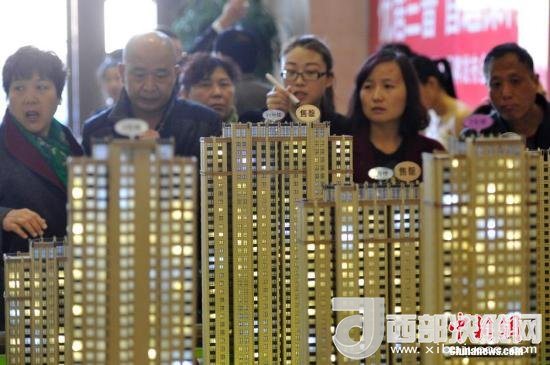 資料圖：民眾選購(gòu)商品房。 <a target='_blank' >中新社</a>記者 韋亮 攝