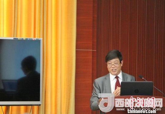 圖為中南大學(xué)教授歐陽友權(quán)在現(xiàn)場作了題為“我國文化產(chǎn)業(yè)發(fā)展的三大拐點(diǎn)與高校的責(zé)任”報(bào)告?！≮w曉 攝