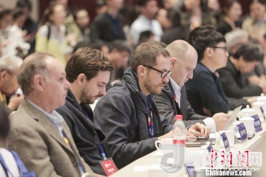 河北工業(yè)設(shè)計(jì)創(chuàng)新中心(以下簡稱HIDC)啟動儀式暨“設(shè)計(jì)促轉(zhuǎn)型·創(chuàng)新贏未來”國際工業(yè)設(shè)計(jì)工作坊26日在河北省省會石家莊市舉行。圖為與會各國設(shè)計(jì)師?！⌒ば?攝
