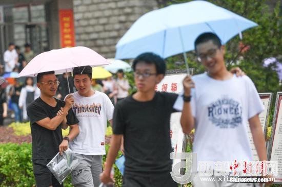 資料圖：6月8日，山西太原，考生打傘走出考場。當(dāng)日，全國部分地區(qū)2018年高考結(jié)束。 <a target='_blank'  data-cke-saved- >中新社</a>記者 武俊杰 攝