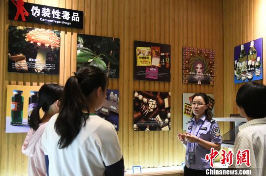 山西省司法行政戒毒系統(tǒng)積極面向社會(huì)開展禁毒警示教育?！　　⊥踅ㄜ?攝