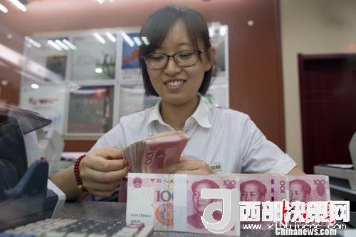 7月5日，山西太原一銀行工作人員正在清點貨幣。人民幣對美元匯率中間價在經(jīng)歷了過去11個交易中的10次下調(diào)后終于迎來大漲。5日，中國外匯交易中心公布人民幣對美元匯率中間價報6.6180，較前一交易日大幅上調(diào)415個基點，創(chuàng)下自2017年10月11日以來的最大升幅。<a target='_blank' >中新社</a>記者 張云 攝