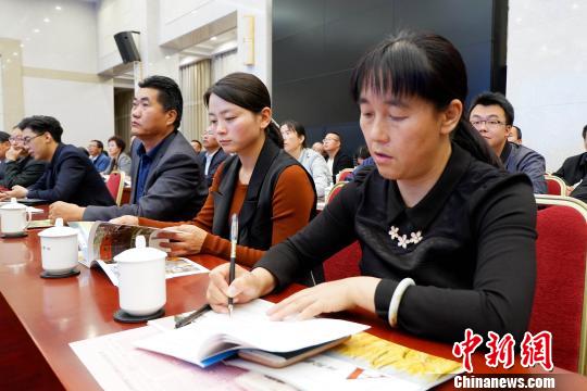 圖為與會(huì)嘉賓聆聽專家演講?！±铍h 攝