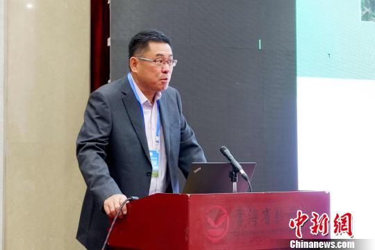 圖為青海省農(nóng)林科學(xué)院副院長、國家大麥青稞產(chǎn)業(yè)技術(shù)體系崗位科學(xué)家遲德釗正在發(fā)言?！±铍h 攝