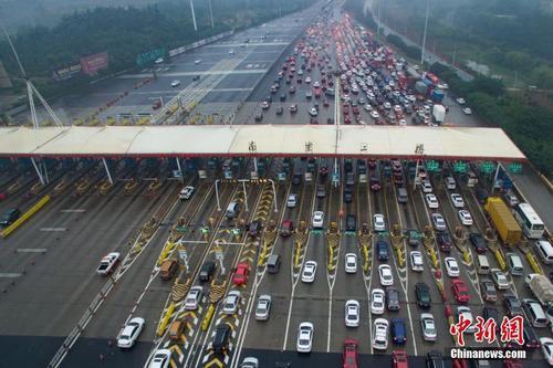 資料圖：車輛通過收費站。<a target='_blank'  data-cke-saved- ><p  align=
