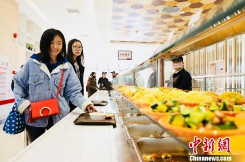 　資料圖：消費(fèi)者在餐廳就餐?！惴?攝