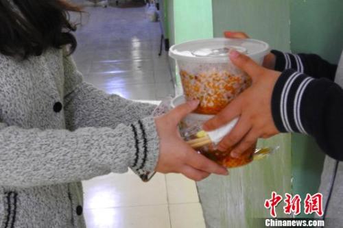 外賣配送員將外賣送到學(xué)生宿舍。受訪者供圖