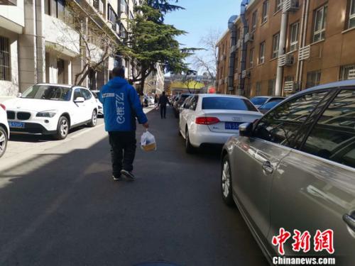 圖為餓了么配送員正在送餐。 謝藝觀 攝
