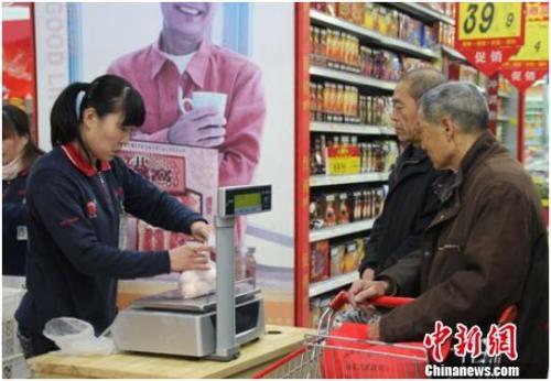資料圖：在保定市北市區(qū)一家大型超市內(nèi)，促銷員正在為購買雞蛋的市民稱量、打包。李芳華 攝