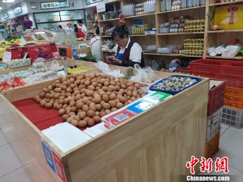 圖為菜市場里賣的雞蛋。 謝藝觀 攝