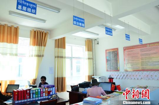 圖為塔秀村的便民服務(wù)大廳?！◆?shù)り?yáng) 攝