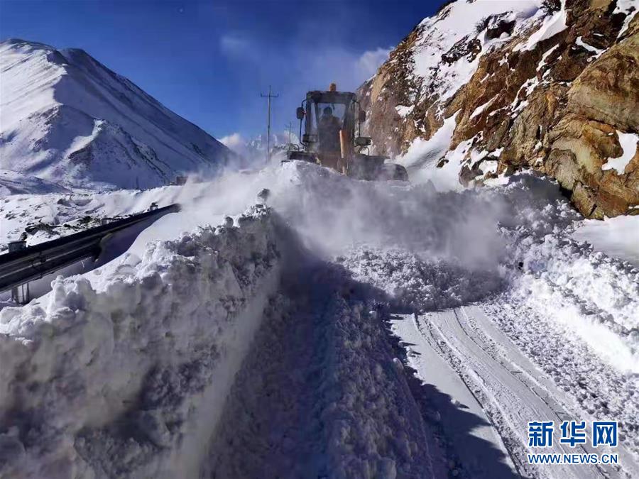 (圖文互動)(2)西藏日喀則普降暴雪 電力交通逐步恢復(fù)無人員傷亡