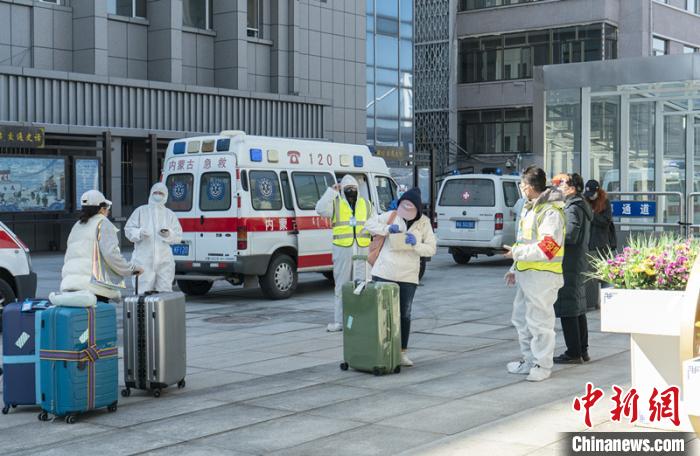 圖為呼和浩特車站“外防輸入”?！∠牧?攝