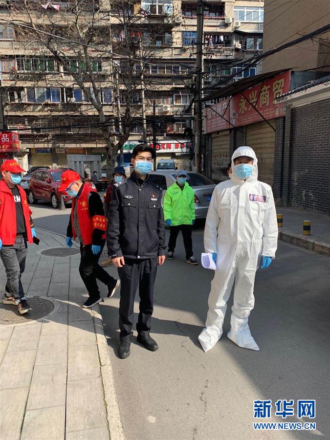 （習(xí)近平致敬的戰(zhàn)“疫”英雄·公安干警篇·圖文互動）（6）他們，抗疫一線鑄警魂