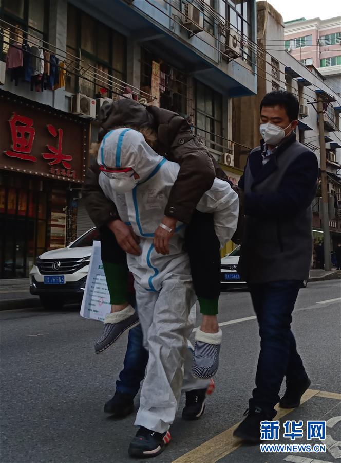 （習(xí)近平致敬的戰(zhàn)“疫”英雄·公安干警篇·圖文互動）（4）他們，抗疫一線鑄警魂