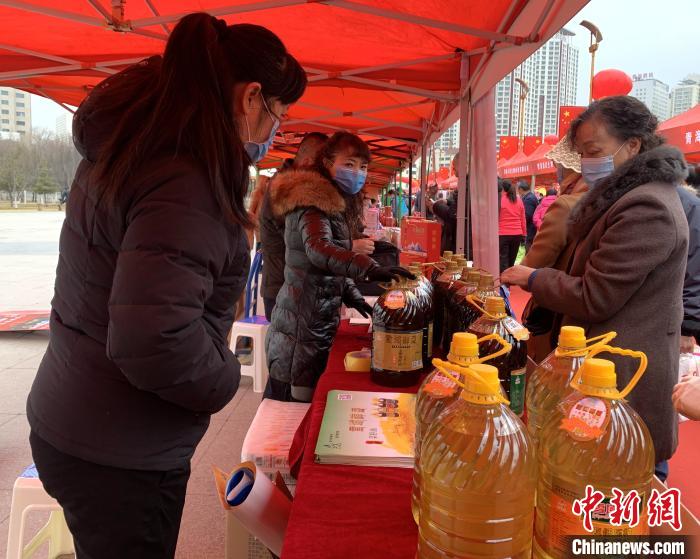 圖為市民們正在采購商品?！O睿 攝