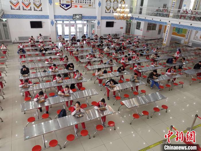 圖為學(xué)生們在食堂就餐?！鯆I娜 攝