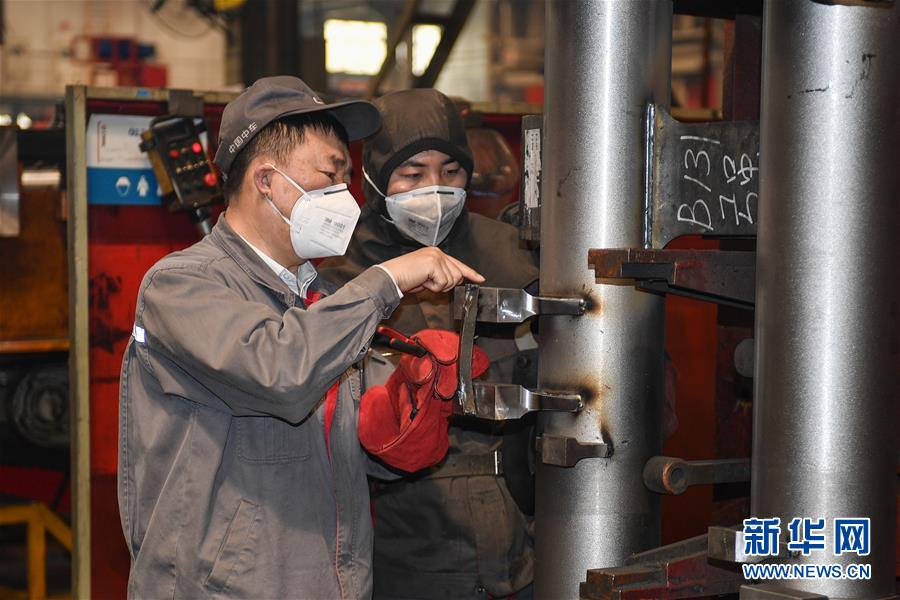 （在習近平新時代中國特色社會主義思想指引下——新時代新作為新篇章·習近平總書記關切事·圖文互動）（7）汗水的味道——記錄奮戰(zhàn)在復工復產(chǎn)一線的勞動者