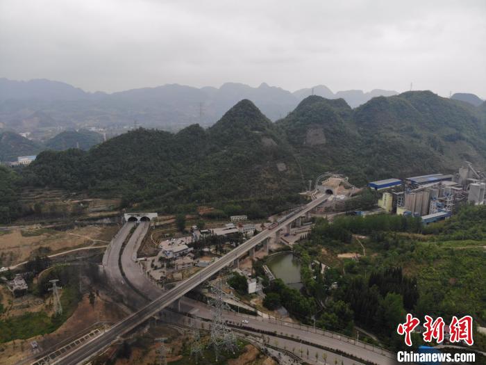 貴州省首條城際高速鐵路——安六鐵路開始聯調聯試。中國鐵路成都局集團公司供圖