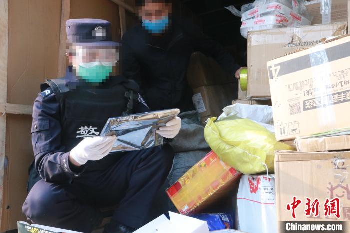 圖為勐康邊檢站民警在對快遞運輸車輛進行例行檢查。　楊添 攝