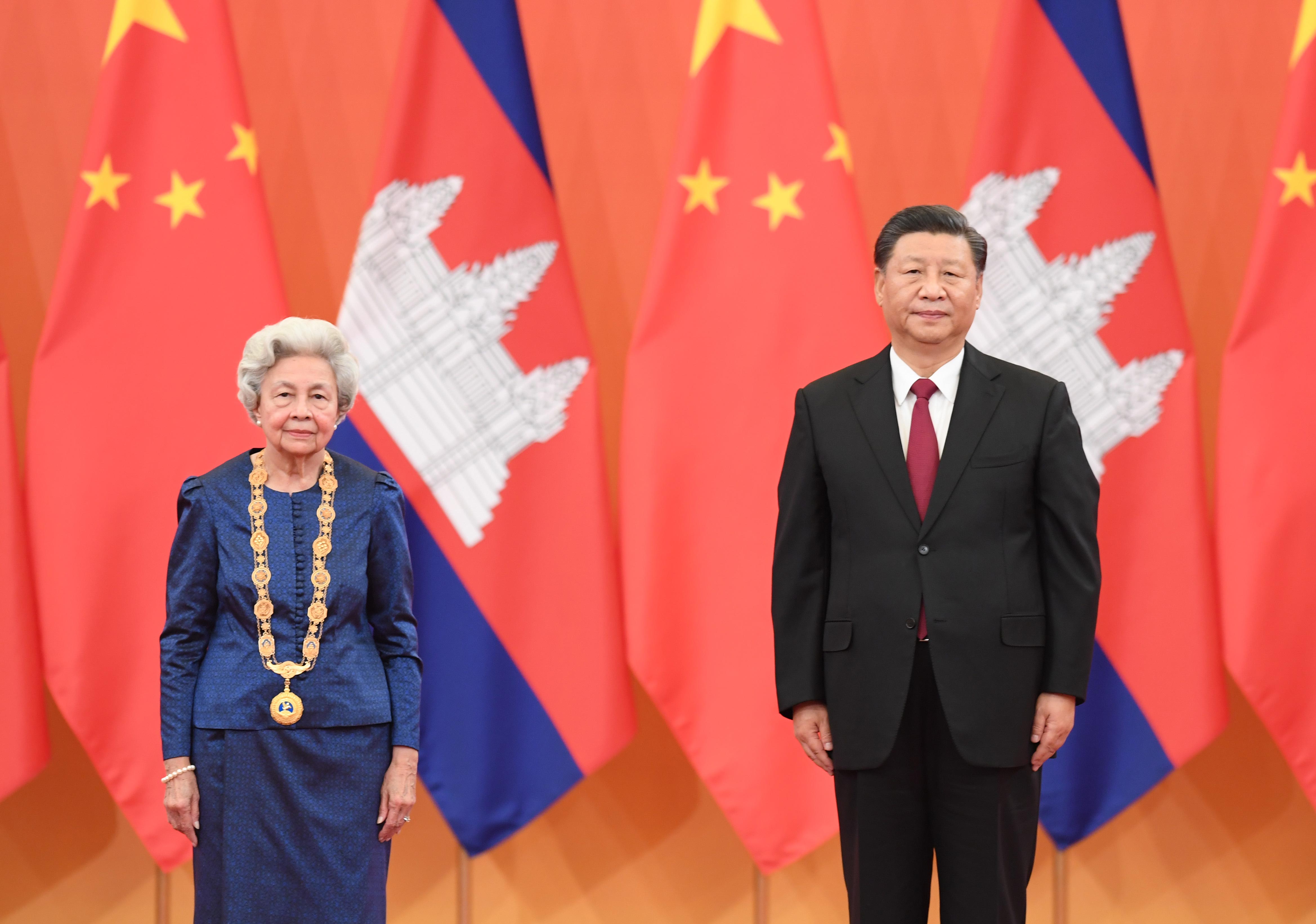 11月6日，國家主席習近平在北京人民大會堂為柬埔寨太后莫尼列舉行中華人民共和國“友誼勛章”頒授儀式。