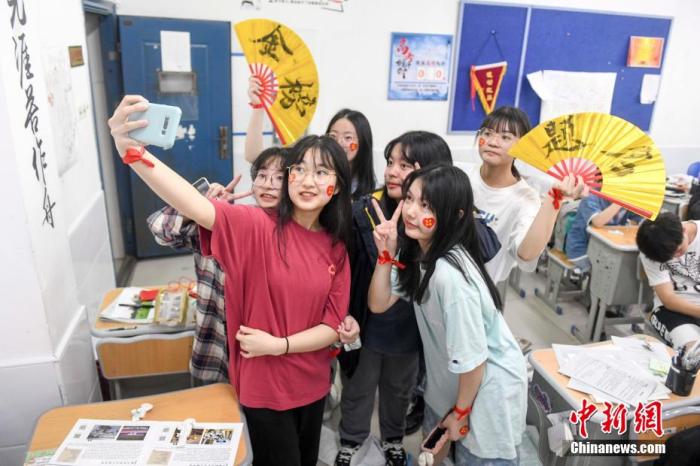 資料圖：6月6日，2021年高考前夕，湖南長沙同升湖實驗學校高三年級，考生們在教室內(nèi)合影。 楊華峰 攝