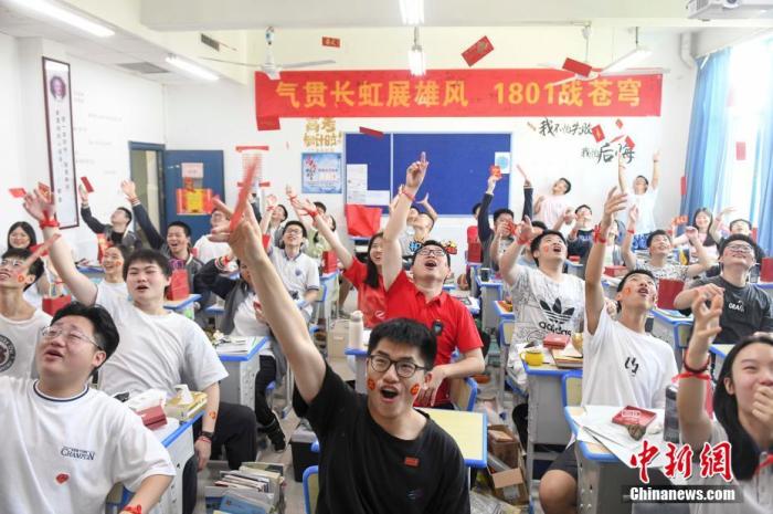 資料圖：6月6日，湖南長沙同升湖實驗學校教師與考生拋起紅包迎接高考。 楊華峰 攝