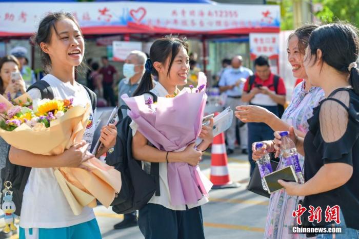 資料圖：6月10日，海南省?？谑泻Ｄ现袑W(xué)考點外，家長為剛剛走出考場的考生送上鮮花。當(dāng)日，海南省2021年高考結(jié)束 。 <a target='_blank'  data-cke-saved- ><p  align=