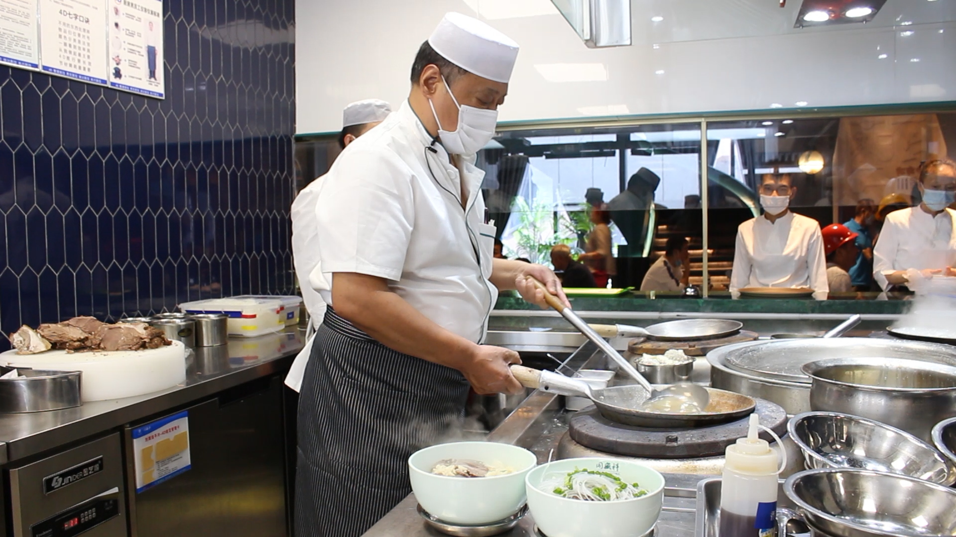 【陜菜大師和他們的拿手菜】烏平：“知足者常樂(lè)，食客愛(ài)吃我做的牛羊肉泡饃，就是我最大的滿足”_fororder_圖片7