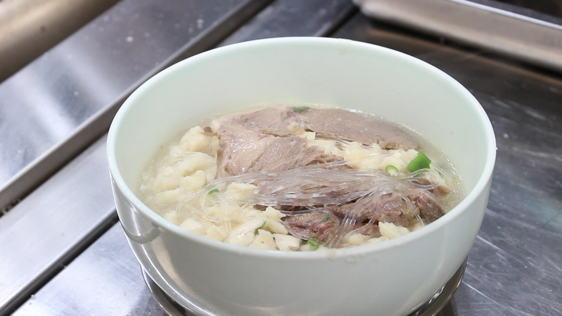 【陜菜大師和他們的拿手菜】烏平：“知足者常樂(lè)，食客愛(ài)吃我做的牛羊肉泡饃，就是我最大的滿足”_fororder_圖片8