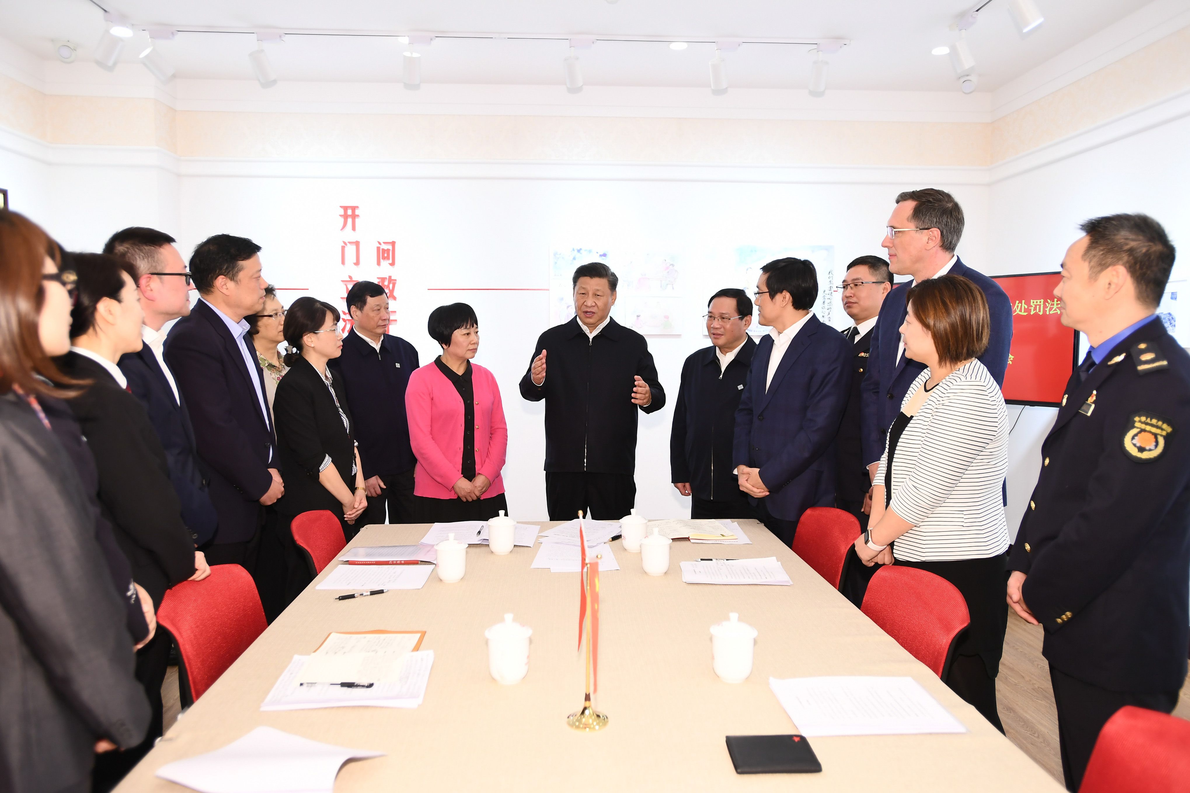 2019年11月2日，習(xí)近平總書記在上海長寧區(qū)虹橋街道古北市民中心，同正在參加立法意見征詢的社區(qū)居民代表親切交流。