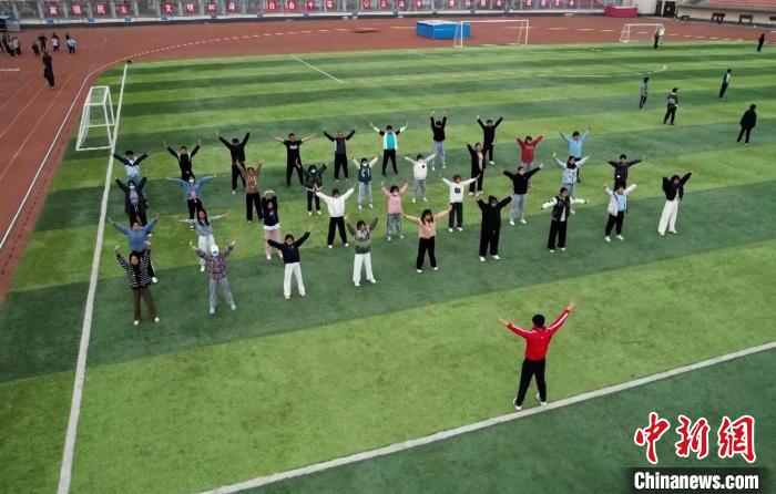 寧夏大學(xué)校園內(nèi)，學(xué)生跟隨老師練習(xí)八段錦。 謝宇 攝