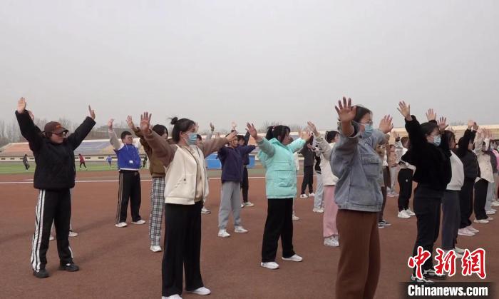 寧夏大學(xué)校園內(nèi)，學(xué)生練習(xí)八段錦。 謝宇 攝